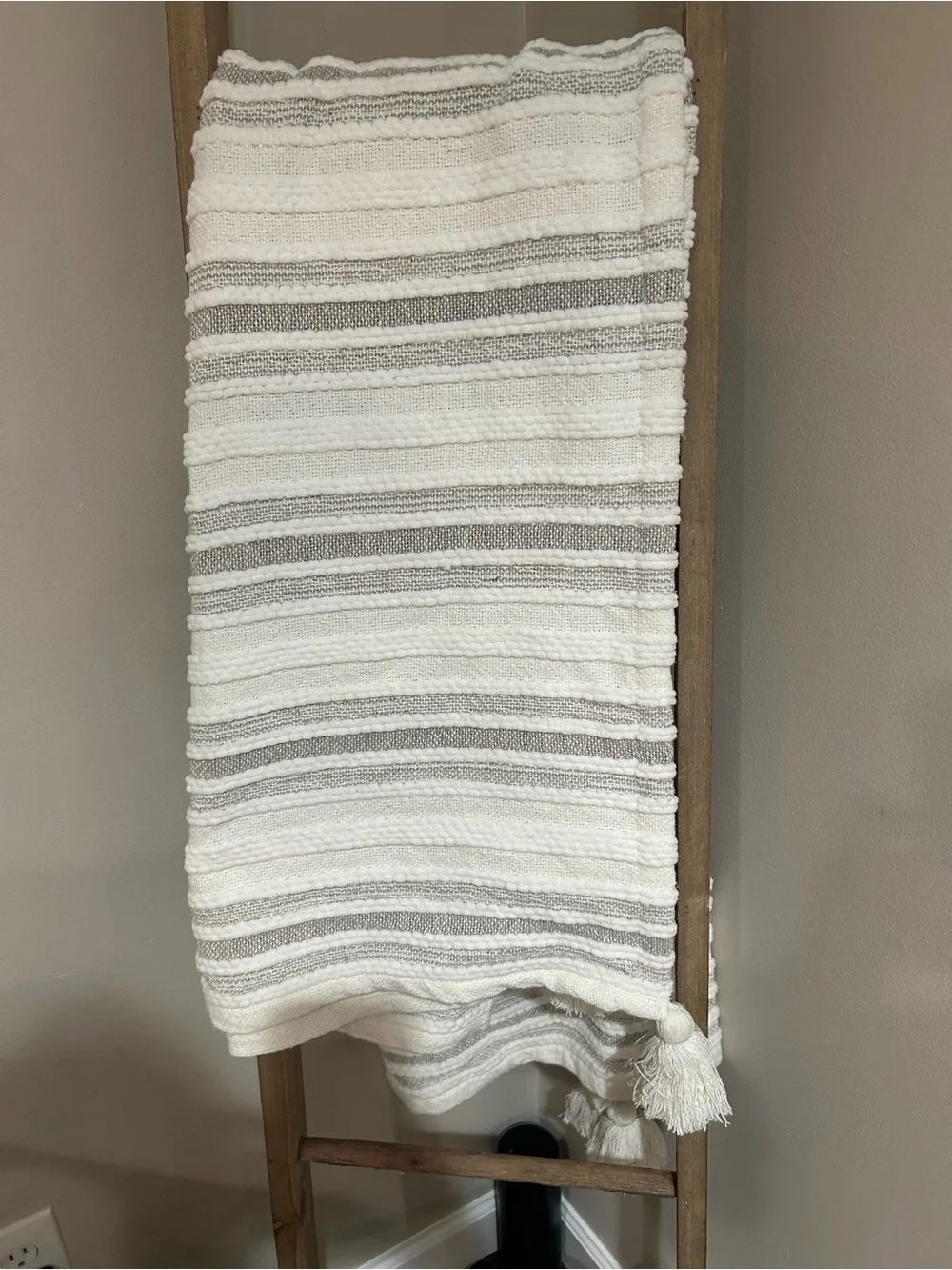 Neutral Stripe Tassel Throw Blanket - White & Gray